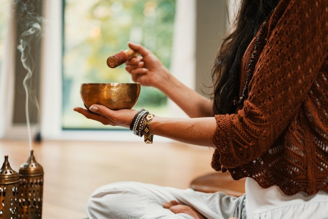 The benefits of sound healing include helping with meditation 